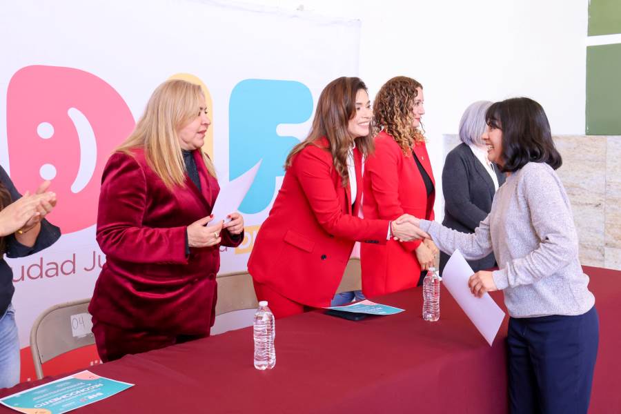 Entrega DIF Municipal reconocimientos a prestadores del servicio social