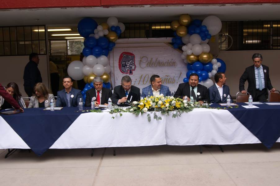 Celebran un siglo de servicio en la formación de niños y niñas.