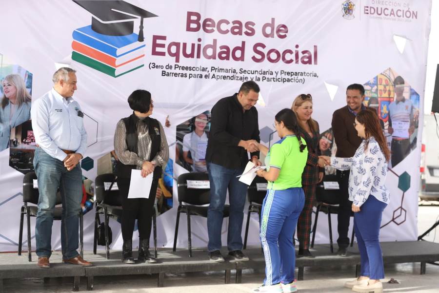 Entregó alcalde 100 becas escolares en la Secundaria Técnica 93