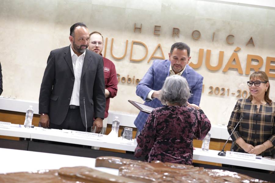 Entrega el Presidente Pérez Cuéllar el Premio al Gestor Cultural