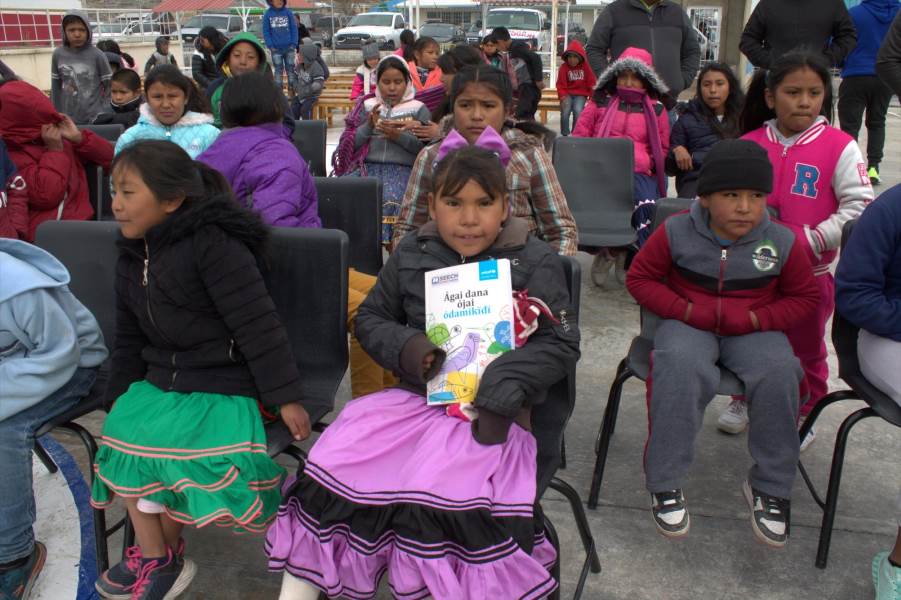 Reciben estudiantes indígenas material educativo en español y en su lengua materna