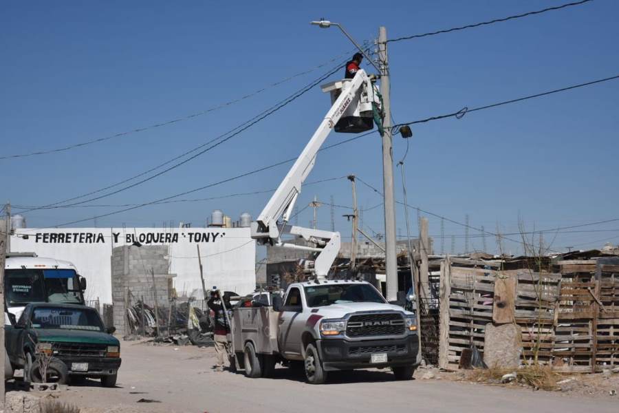 Inicia instalación de luminarias en colonia Ampliación San Isidro