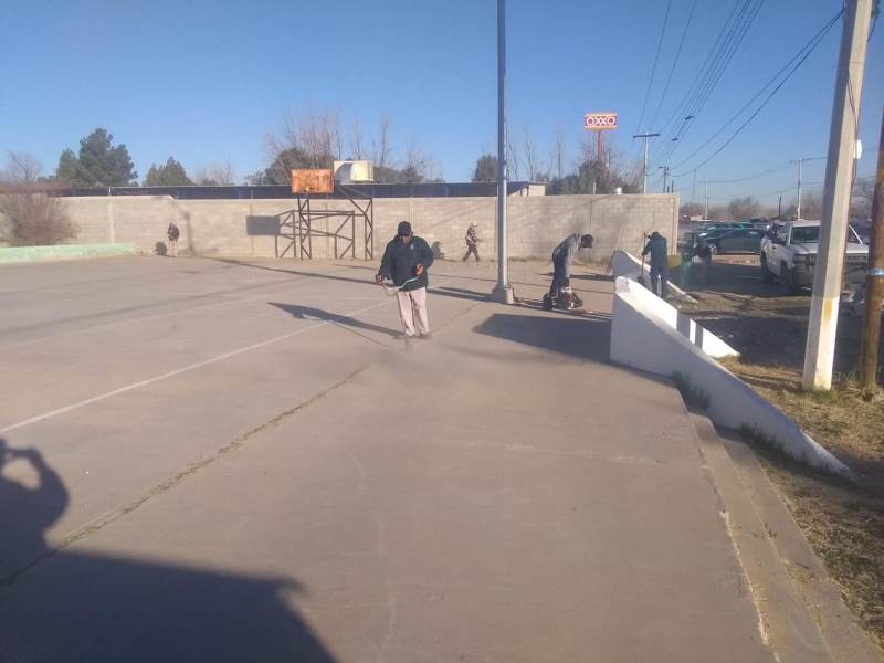 Brindan mantenimiento a canchas del ejido Loma Blanca