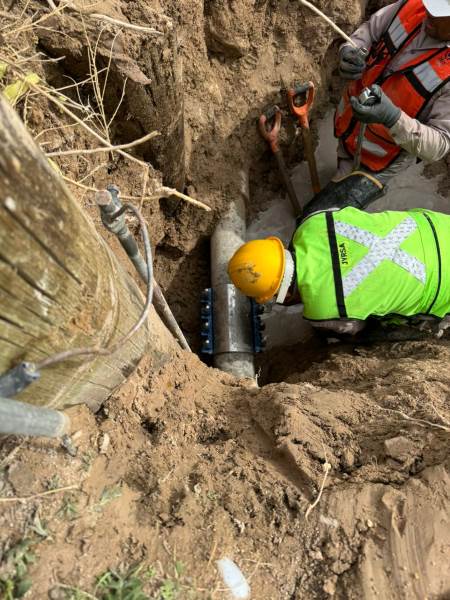 Trabajadores de la CFE rompieron tubería de agua potable