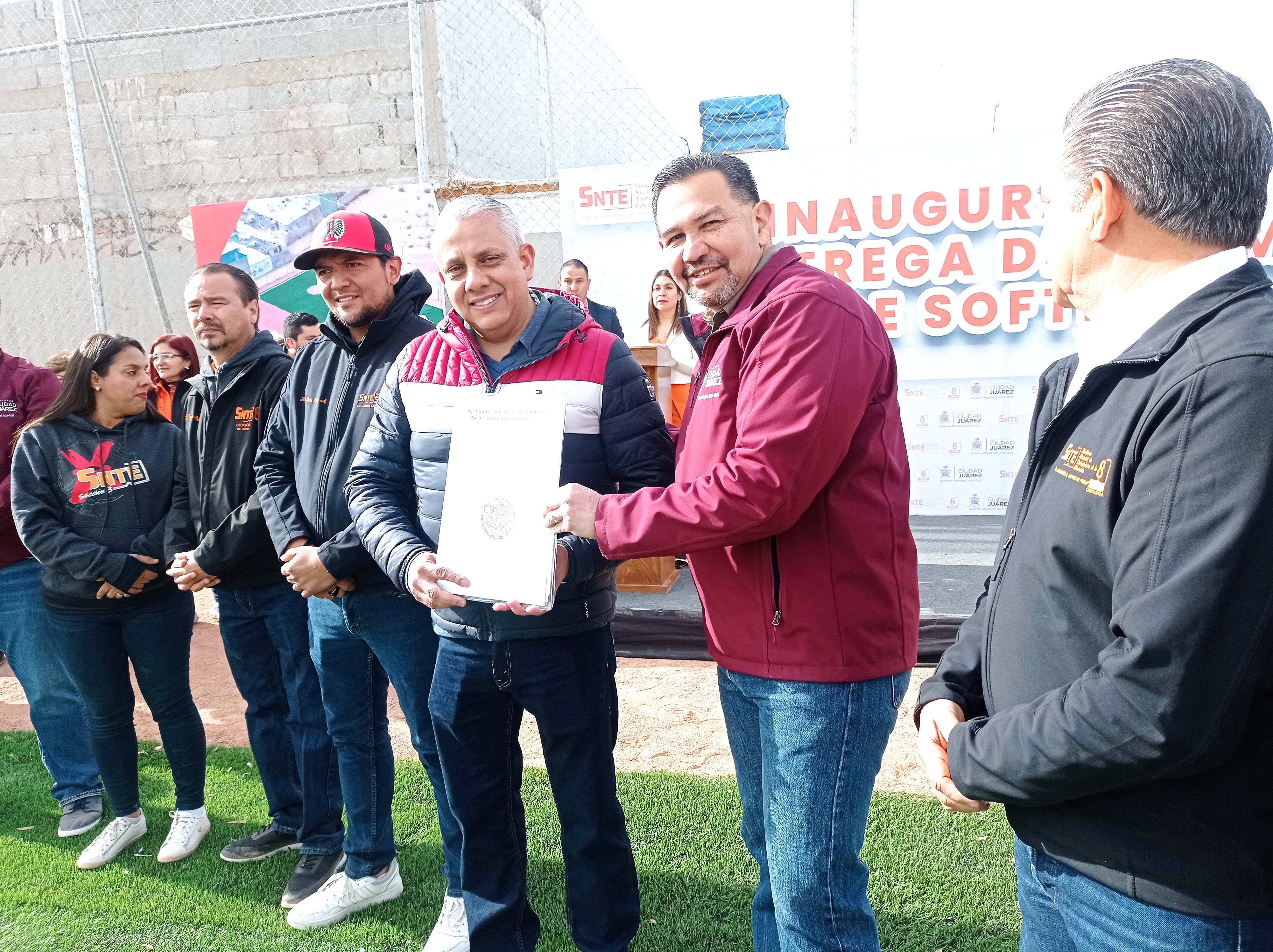 Inaugura alcalde campo de softbol del SNTE.