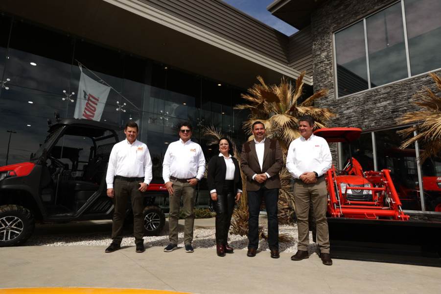 Participa Alcalde en aniversario de empresa de tractores en Cuauhtémoc