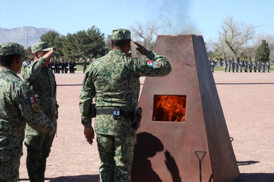 Incineran y abanderan a instituciones en el marco de ceremonia del "Día de la Bandera