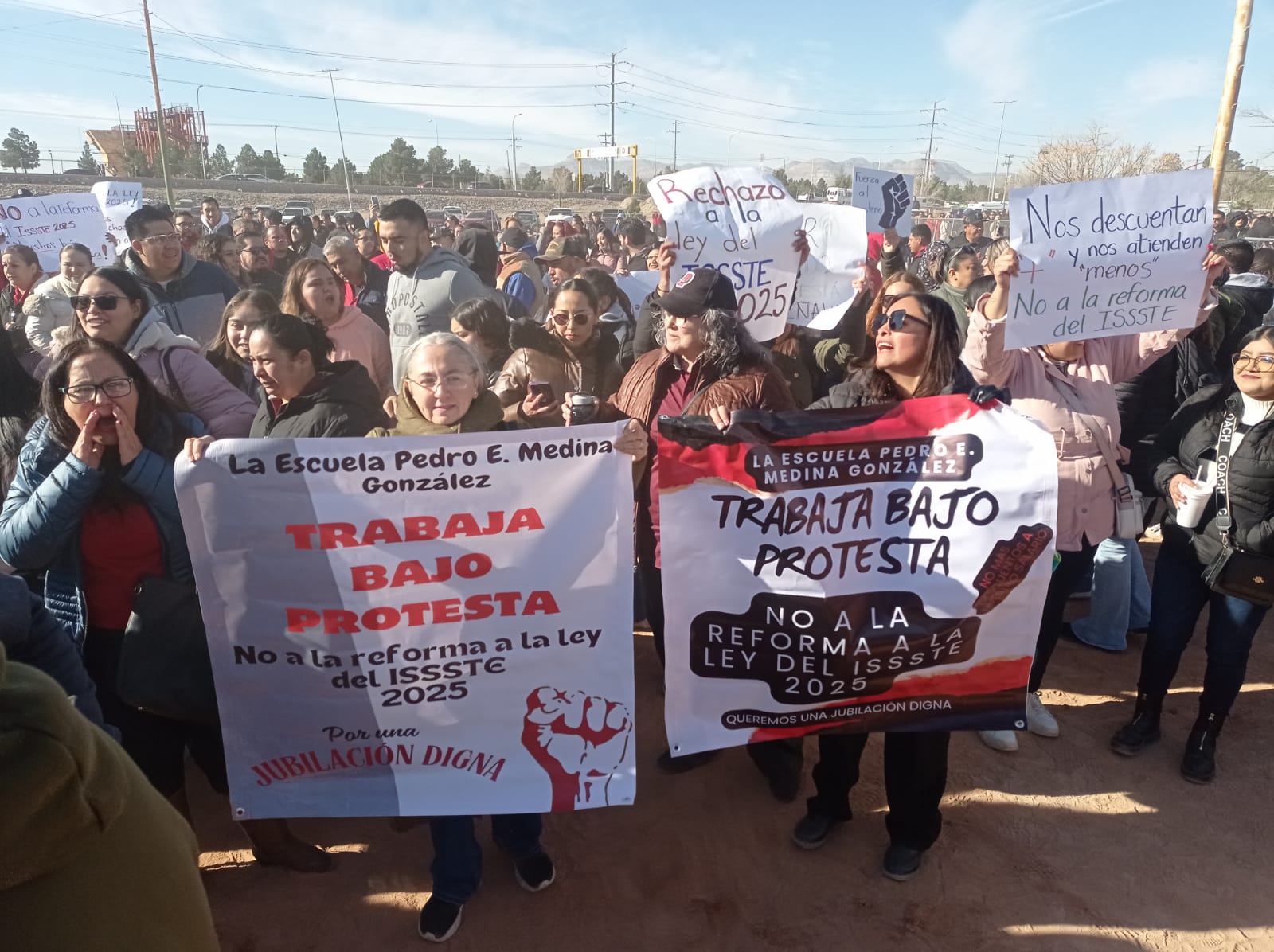 Protestan maestros ante posibles afectaciones por la reforma a la Ley del ISSSTE.