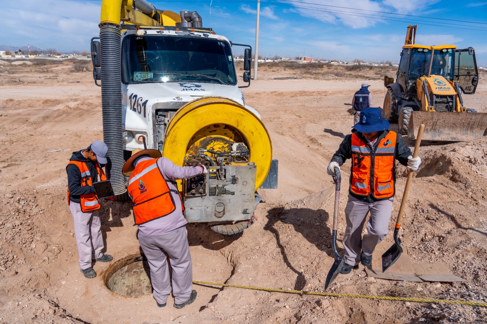 Trabaja JMAS en mantenimiento del colector Oriente 21.