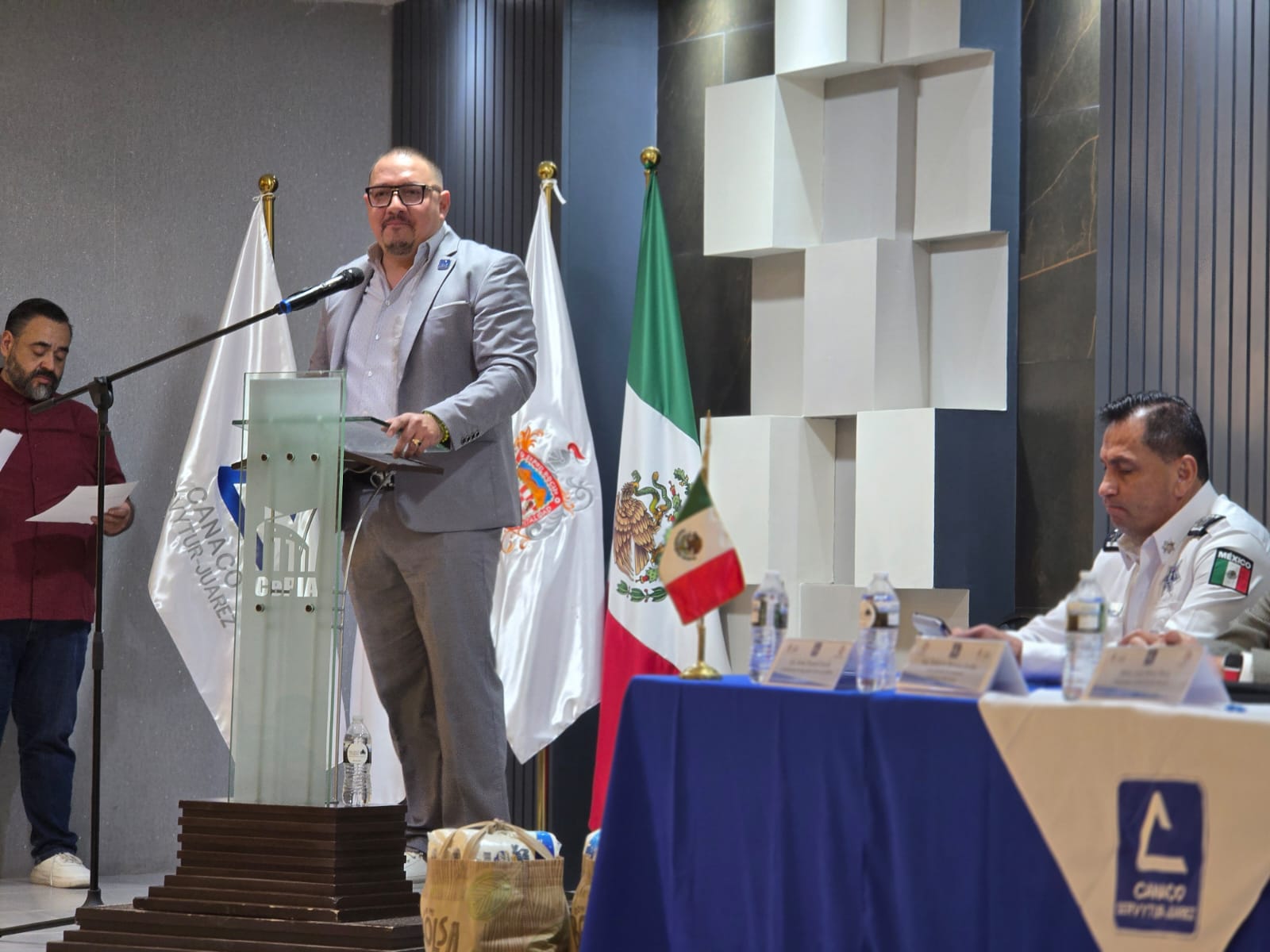 Celebra CANACO el heroismo del Cuerpo de Bomberos.