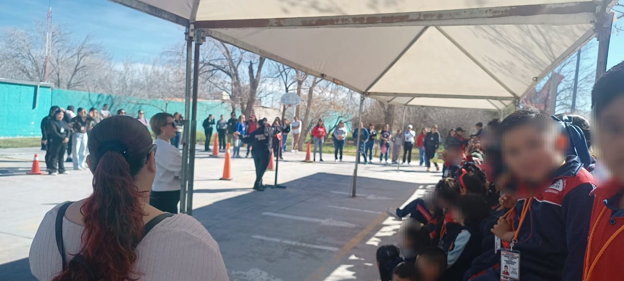 Aprenden niños sobre cultura vial durante visita guiada.
