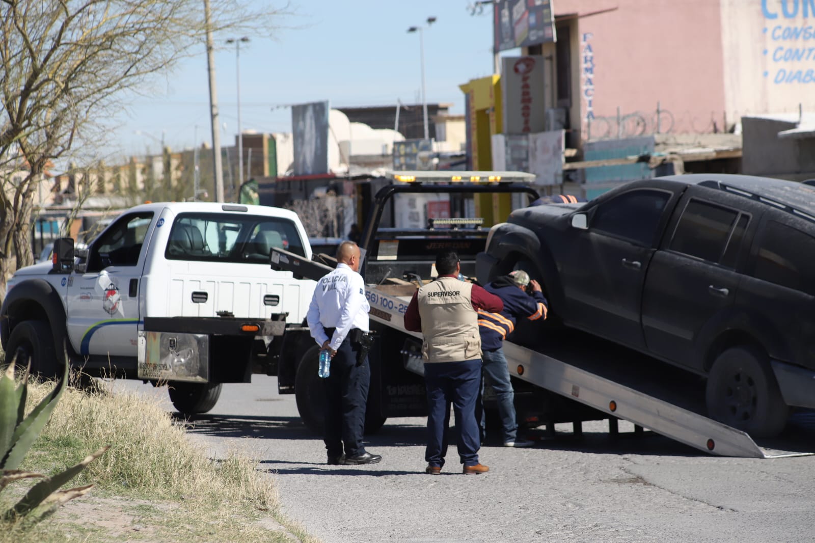 Retiran vehículos mal estacionados durante operativo.
