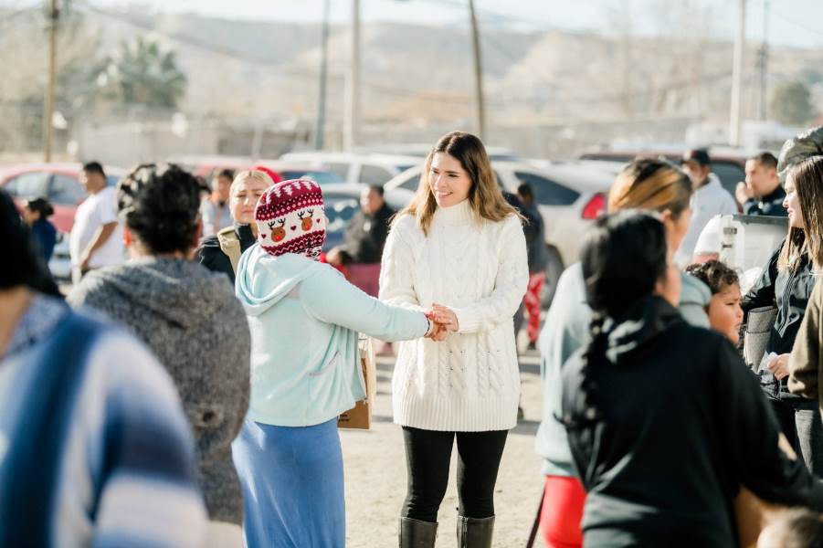 Visita presidenta de DIF a vecinos de la colonia Lomas de Poleo