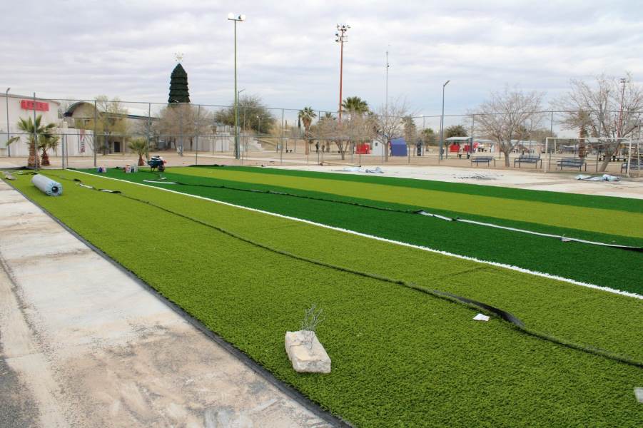 Remodelan cancha de futbol en el Parque Central