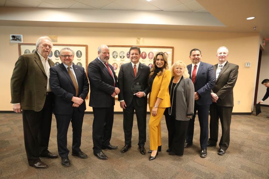 Distinguen con reconocimiento al alcalde de Las Cruces