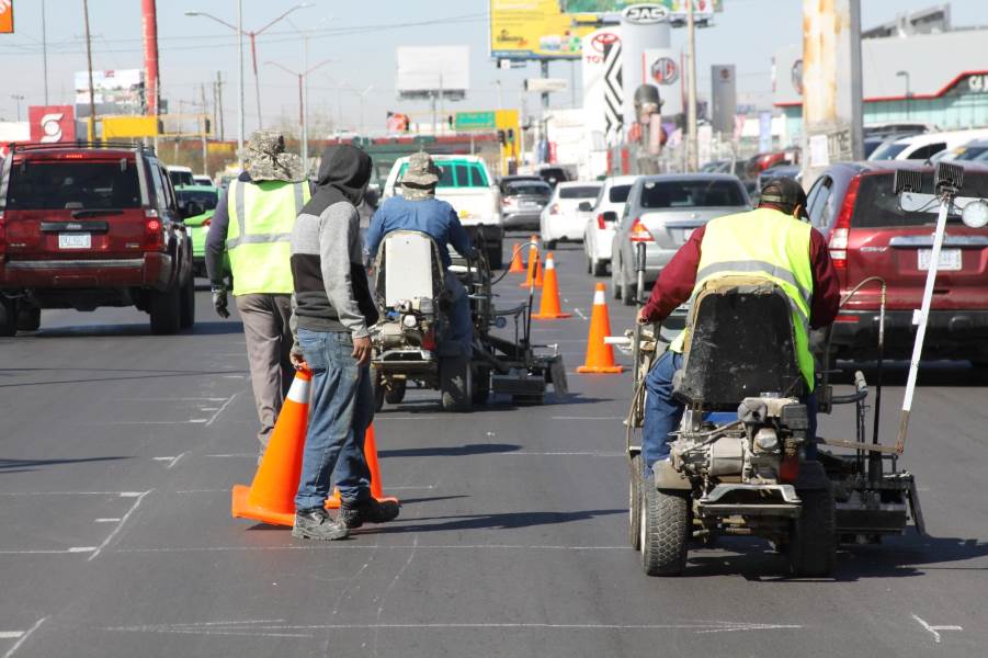 Realizan trabajos de pintura para dividir carriles en la Ejército Nacional