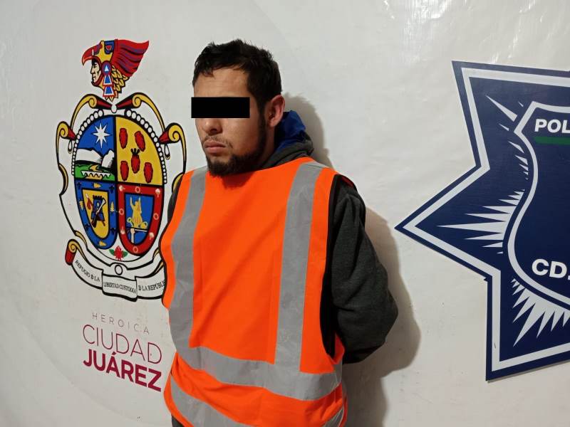 Policía municipal arrestaron a sujeto por homicidio en plaza comercial