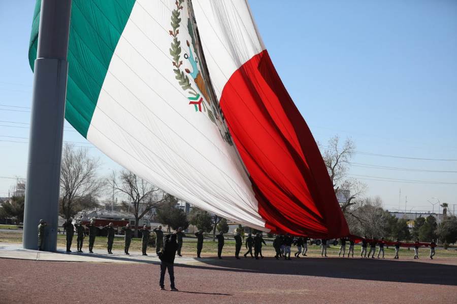 Rinden honores a la Bandera Nacional