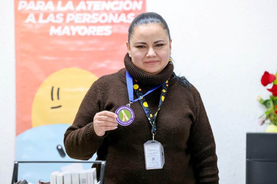 Reconocen a  gerontóloga con medalla del Programa de Excelencia Académica 2023