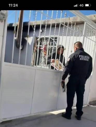 Descuidan policías estatales vigilancia para entregar propaganda del informe de gobierno.