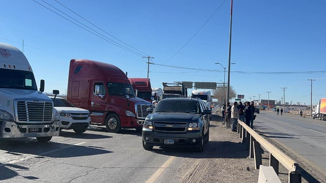 Bloquean transportistas vialidades en el Kilómetro 20; demandan mayor seguridad en las carreteras.