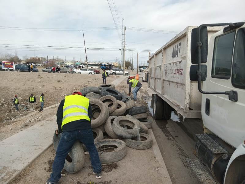 Retiran decenas de llantas de dique en colonia Portal del Roble