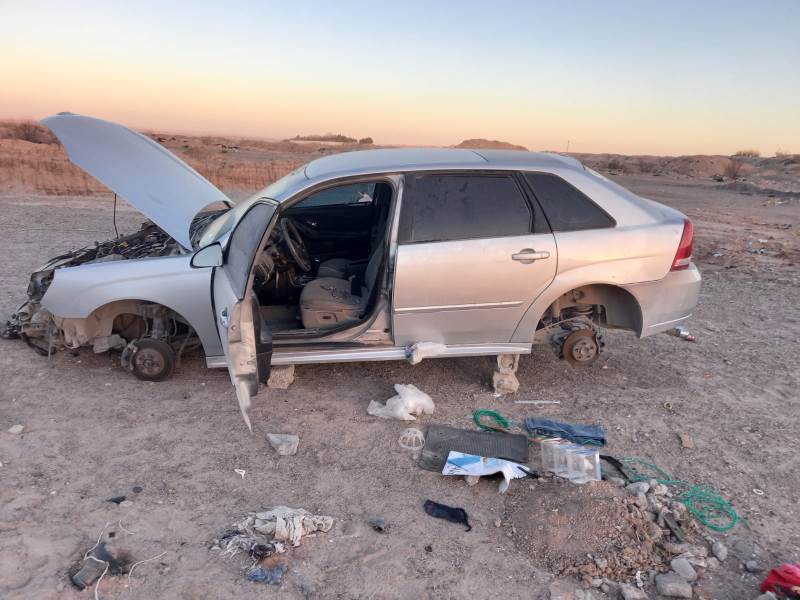 Los sorprenden desmantelando vehículo robado