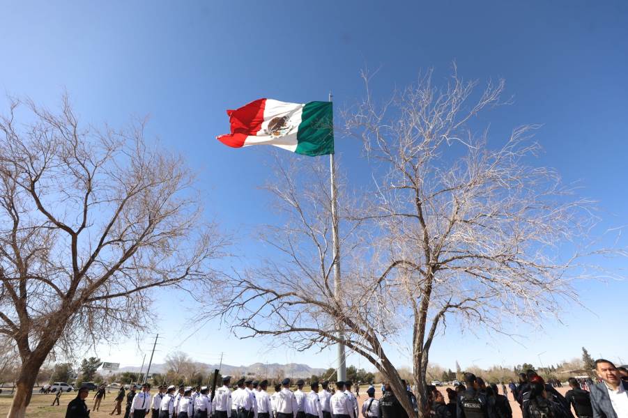 Realizan izamiento de Bandera con motivo del Aniversario de la Constitución