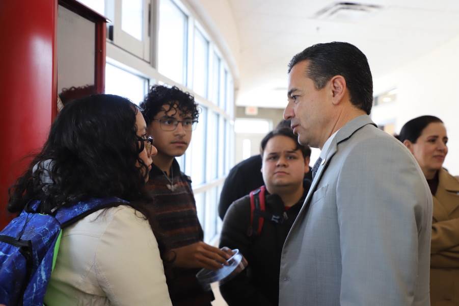 Rector de la UACJ da la bienvenida a estudiantes de nuevo ingreso en Ciudad Universitaria