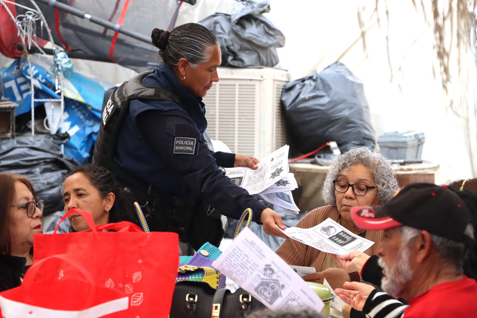 Reciben adultos mayores formación sobre violencia familiar.