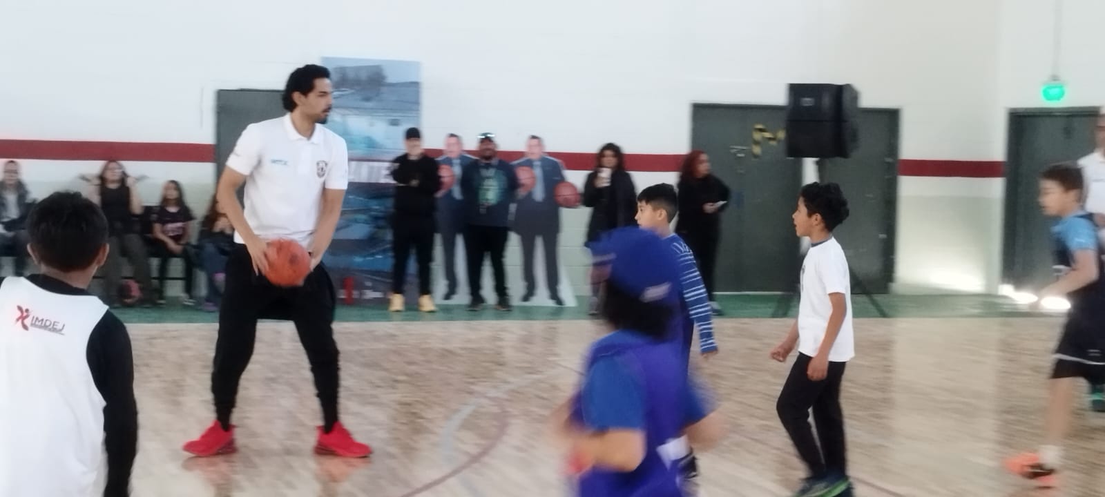 Culmina con éxito la clínica con ex estrellas de la NBA.