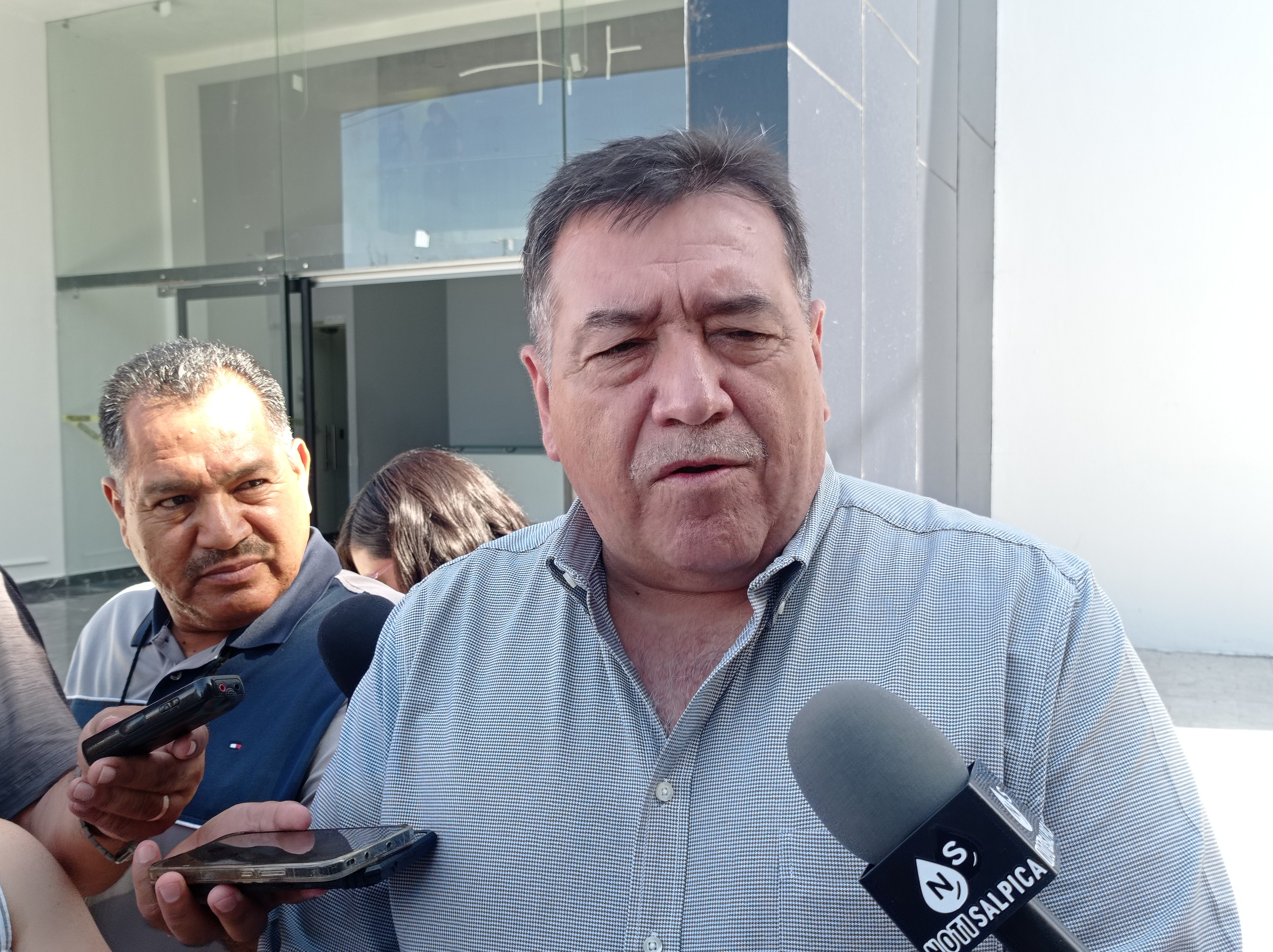 Refuerzan camellón en inmediaciones del Puente Libre.