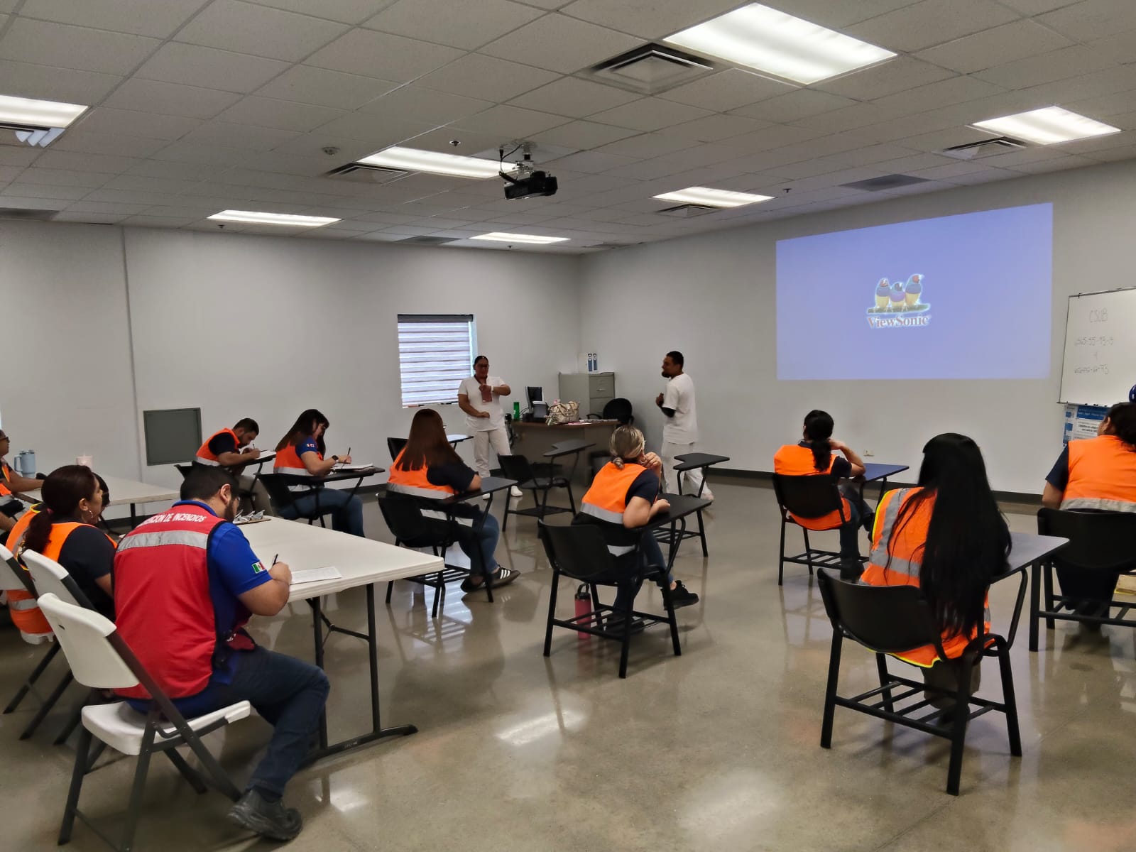 Lleva Salud taller de auto cuidado a colaboradores de maquiladora.