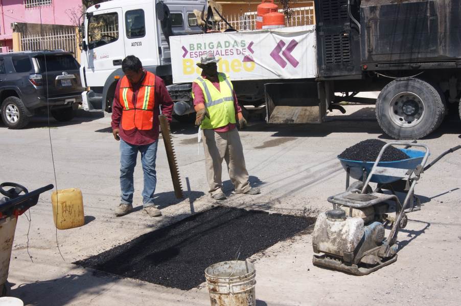 Supervisan trabajos de bacheo en la colonia Galeana