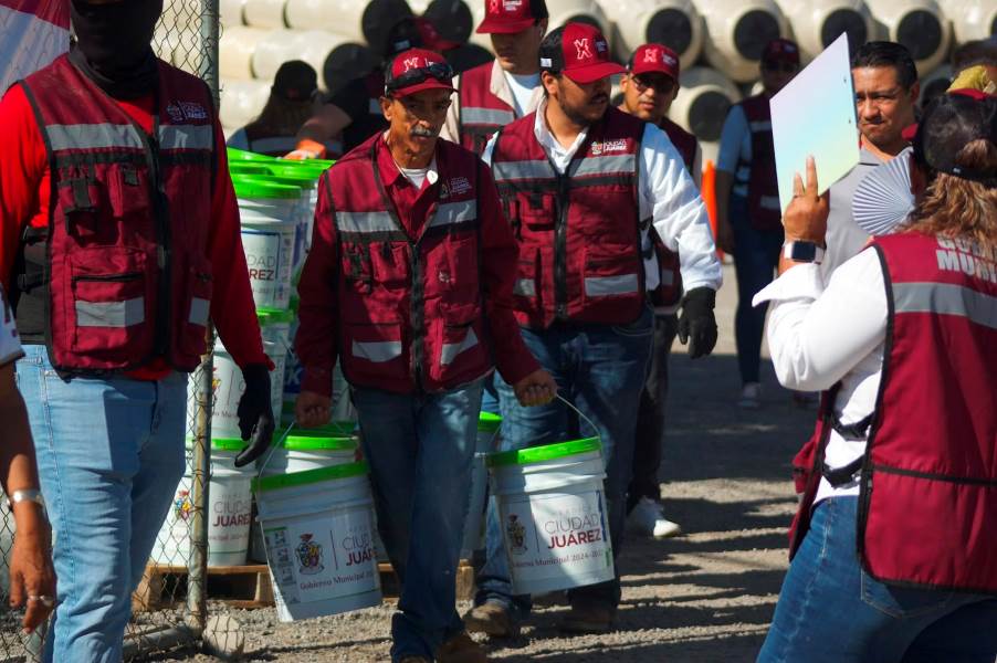 Desarrollo Social entrega apoyos de impermeabilización a 200 familias del suroriente de Juárez