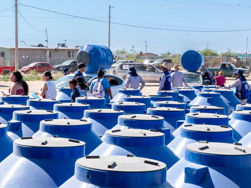 JMAS entregó 500 tinacos a familias de Los Kilómetros