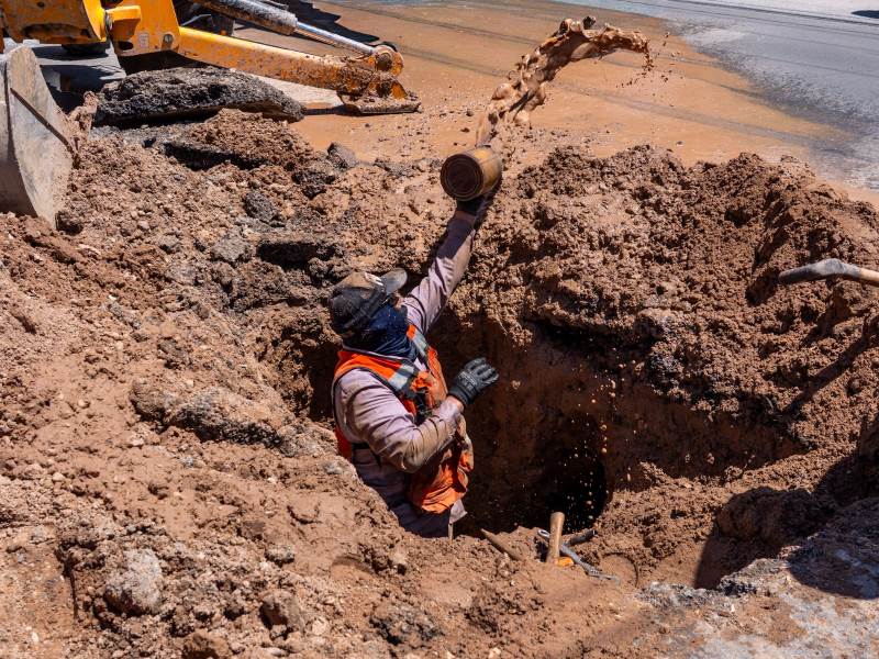 JMAS repara fuga de agua potable en Plutarco Elías Calles e Ignacio de la Peña