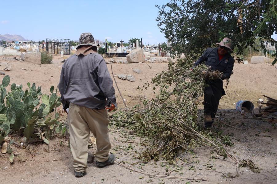 Refuerzan limpieza de arroyo junto al panteón Colinas de Juárez