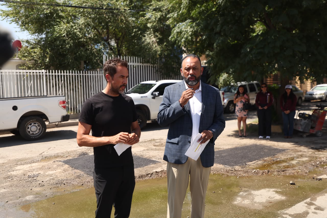 Supervisa alcalde obras de bacheo en Pradera Dorada.