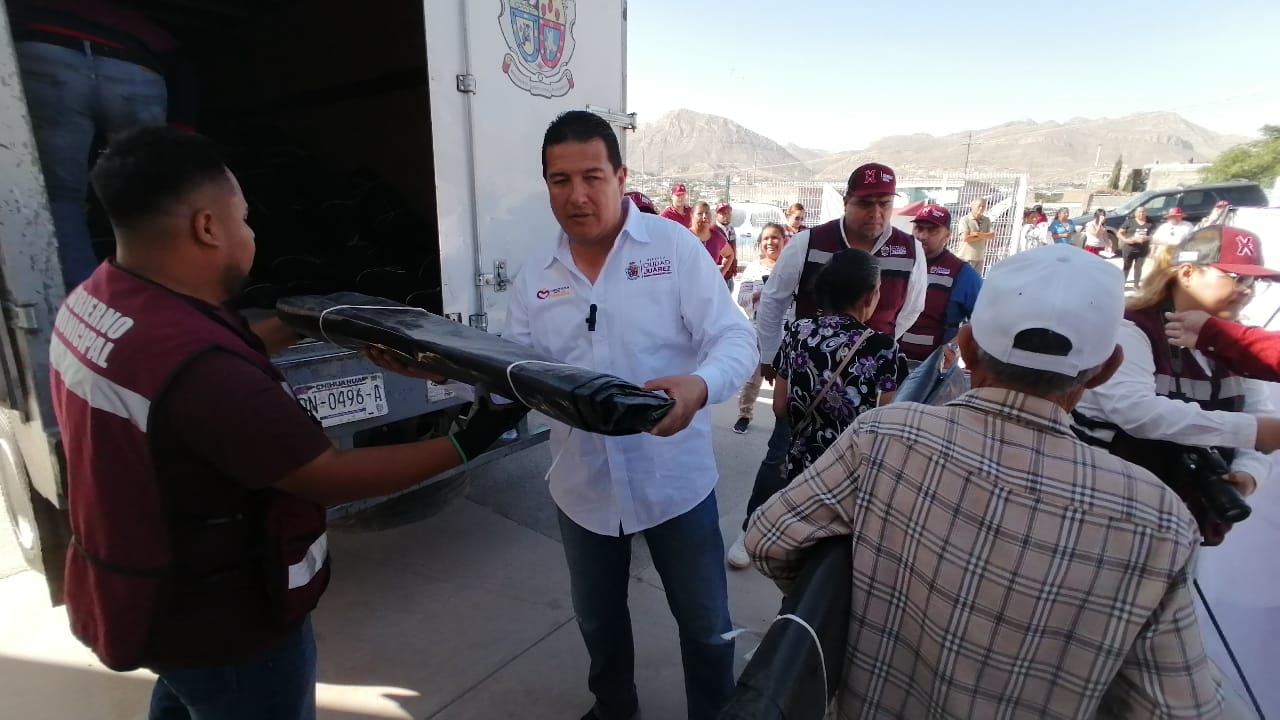 Lleva Desarrollo Social hule para cobertura de techos a distintos sectores de la ciudad.