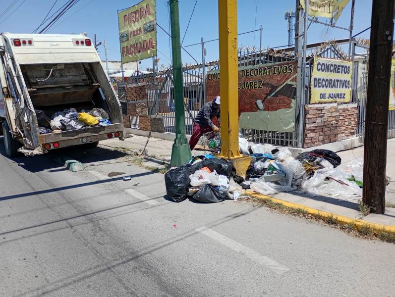 Dirección de Limpia retira acumulación de basura en la avenida Insurgentes tras reporte ciudadano