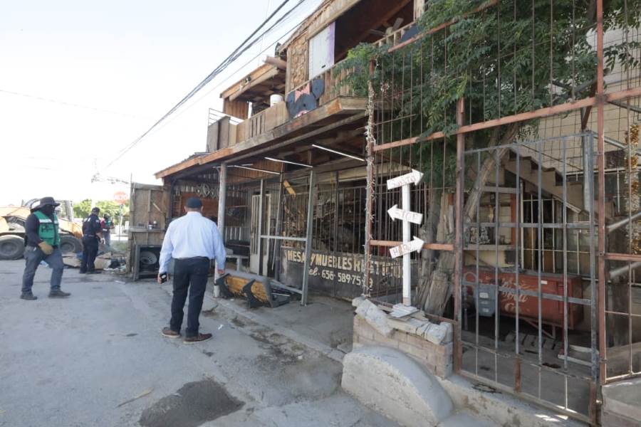 Retiran construcciones que invadían la banqueta en la colonia Azteca