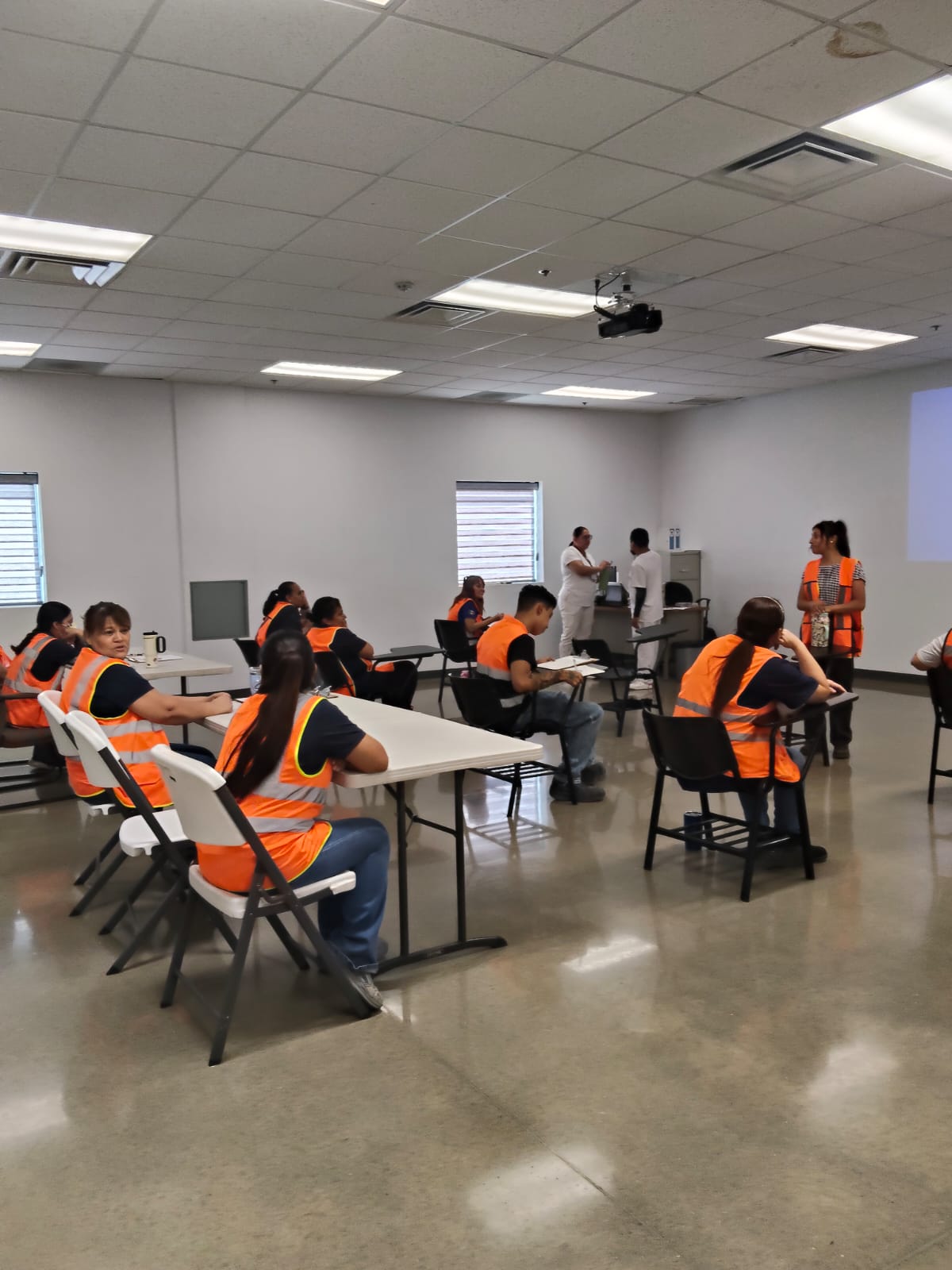 Salud Municipal imparte taller de autocuidado a trabajadores de empresa en Ciudad Juárez