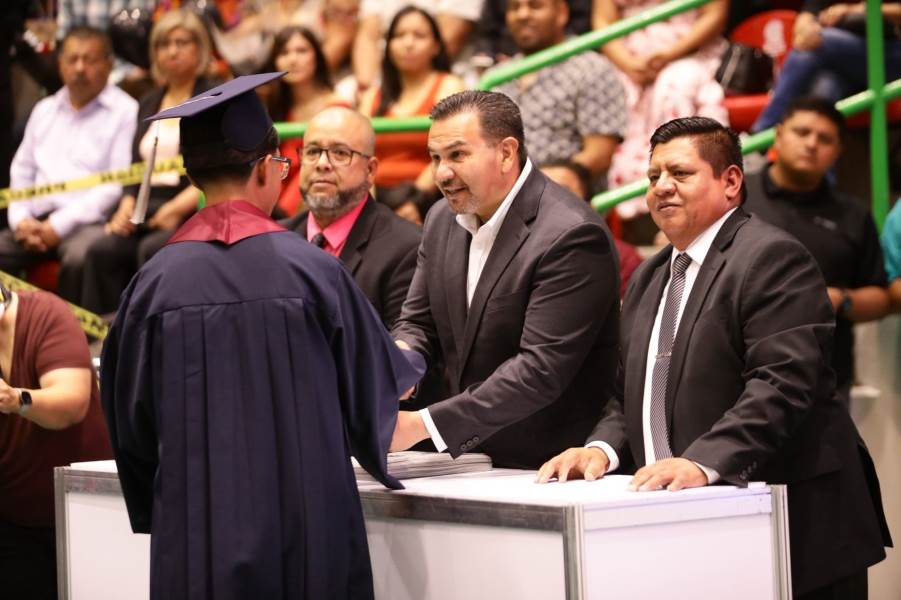Acude alcalde a graduación de la 45 generación del CBTIS 114