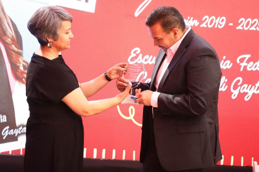 Alcalde padrino de generación 2019-2025 de la Escuela Primaria Carlos Urquidi Gaytán