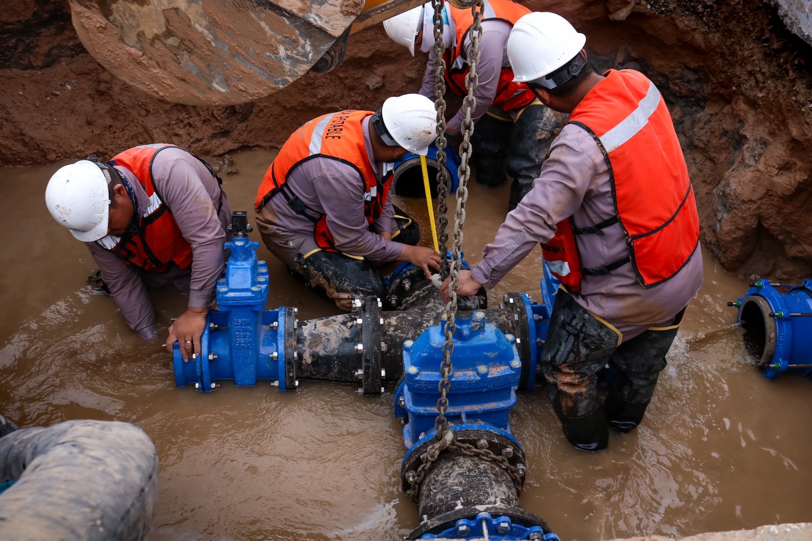 Repone JMAS tubería tras hundimiento en el Malecón.