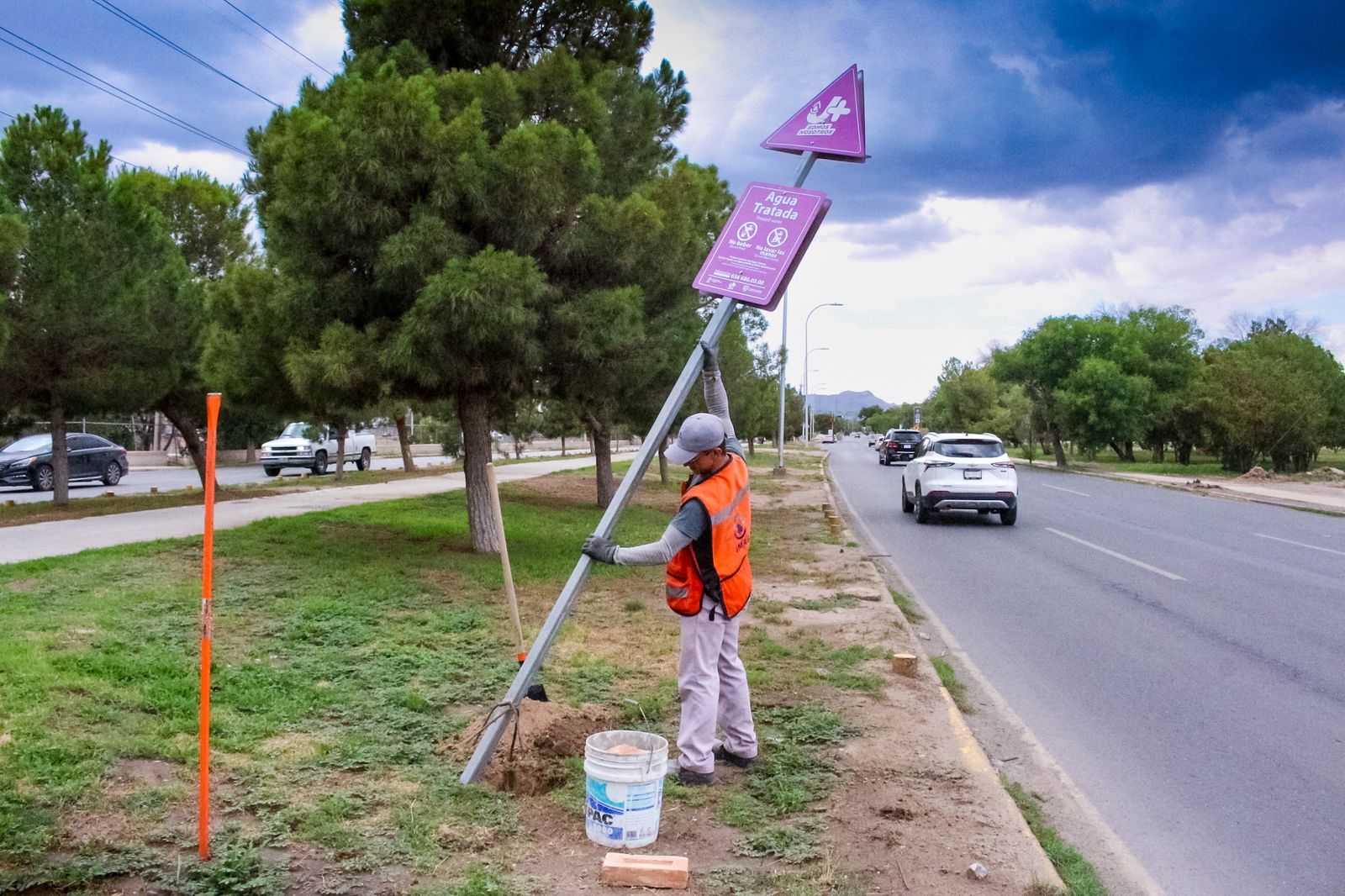 Instala JMAS señalética sobre la Línea Morada en la Avenida Heroico Colegio Militar.