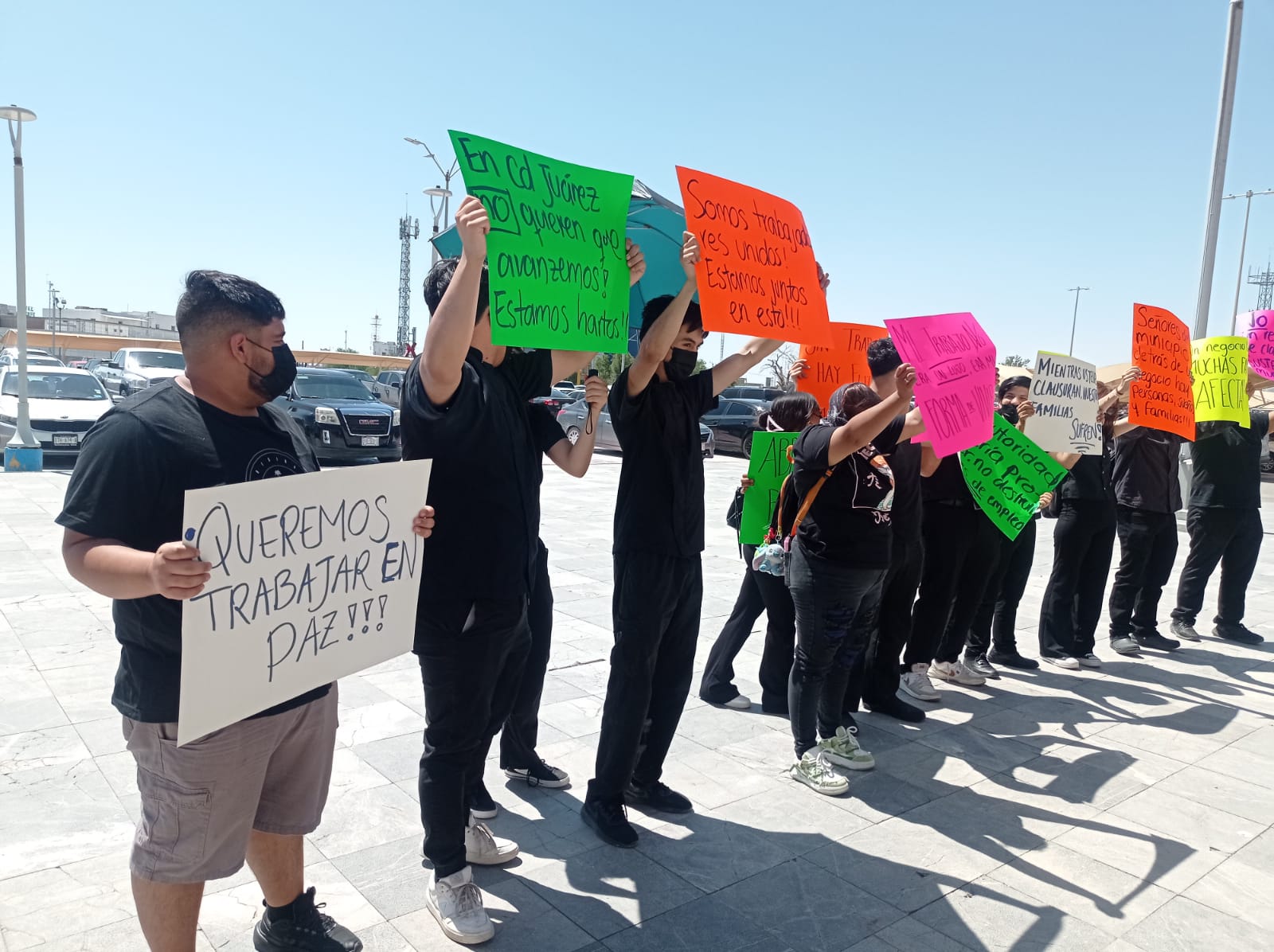 Trabajadores exigen reapertura de restaurante tras clausura.