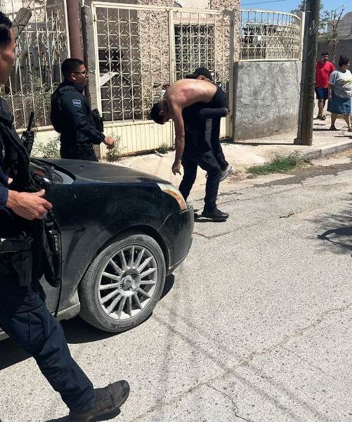 Policías municipales rescatan a hombre atrapado en incendio en colonia Las Gladiolas