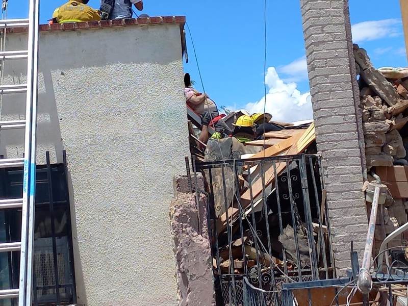 Rescatan con vida a hombre atrapado tras colapso de vivienda en la colonia Partido Escobedo